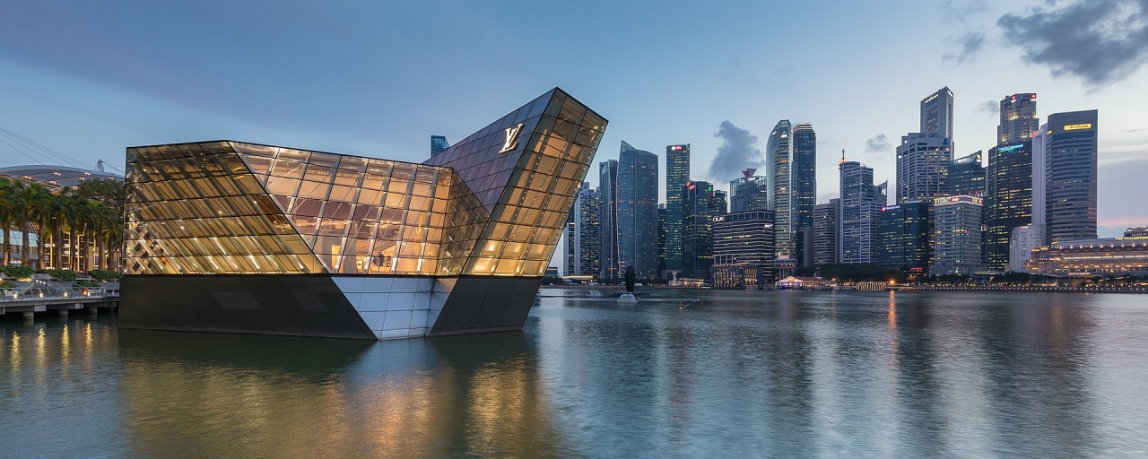 1920px-Lighted_polyhedral_building_Louis_Vuitton_in_Singapore